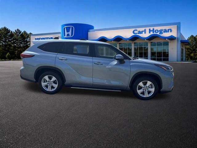 Used 2021 Toyota Highlander LE FWD image 8