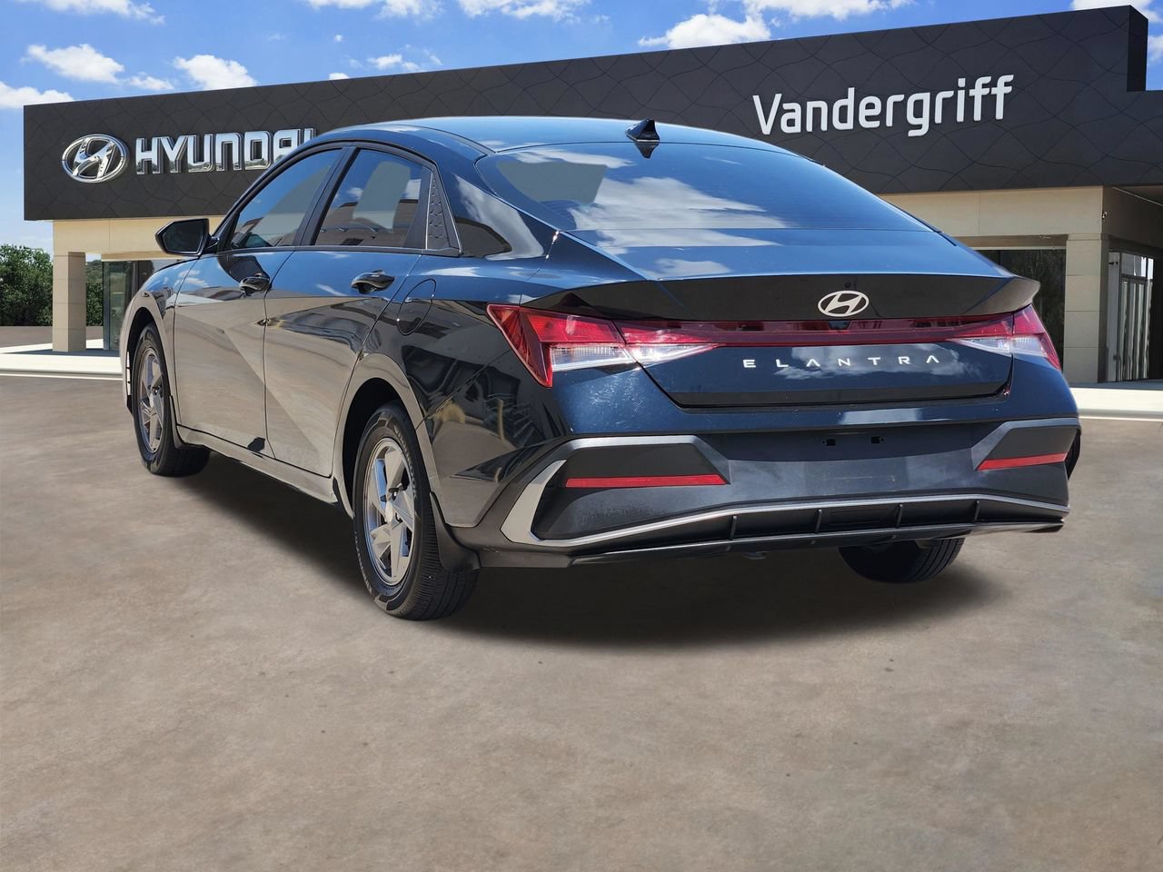Certified 2025 Hyundai Elantra SE FWD image 3