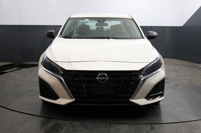 Used 2024 Nissan Altima 2.5 SV image 2