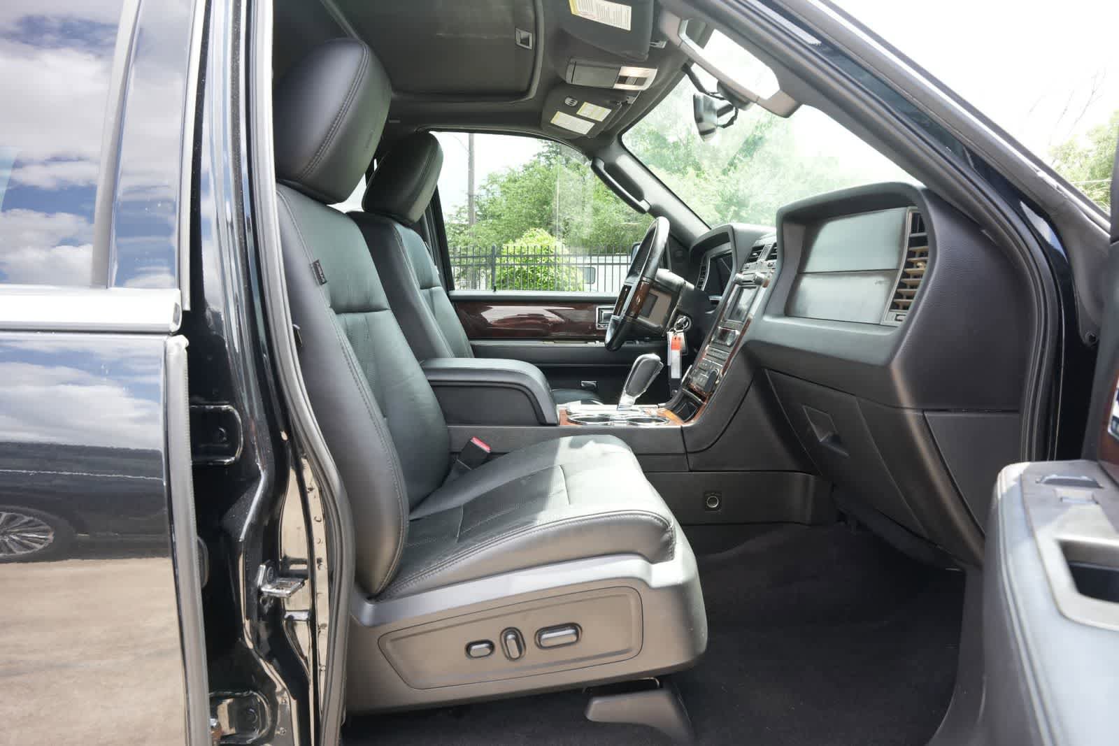 Used 2014 Lincoln Navigator 4WD image 22