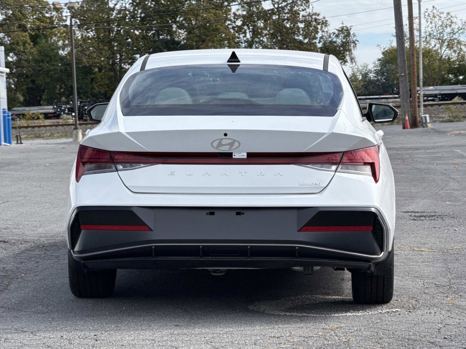 New 2025 Hyundai Elantra Limited image 14