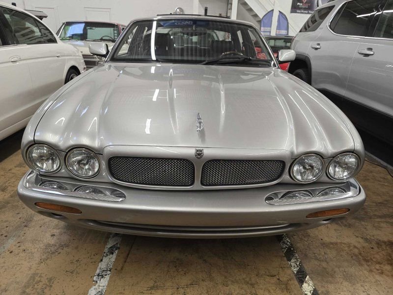 Used 1999 Jaguar XJ8 image 3