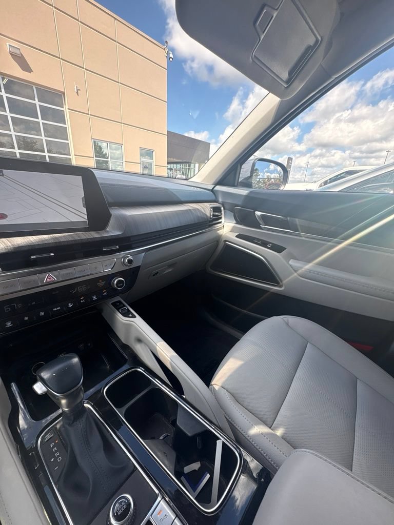 Used 2024 Kia Telluride EX w/ EX Captain's Chair Package FWD image 11