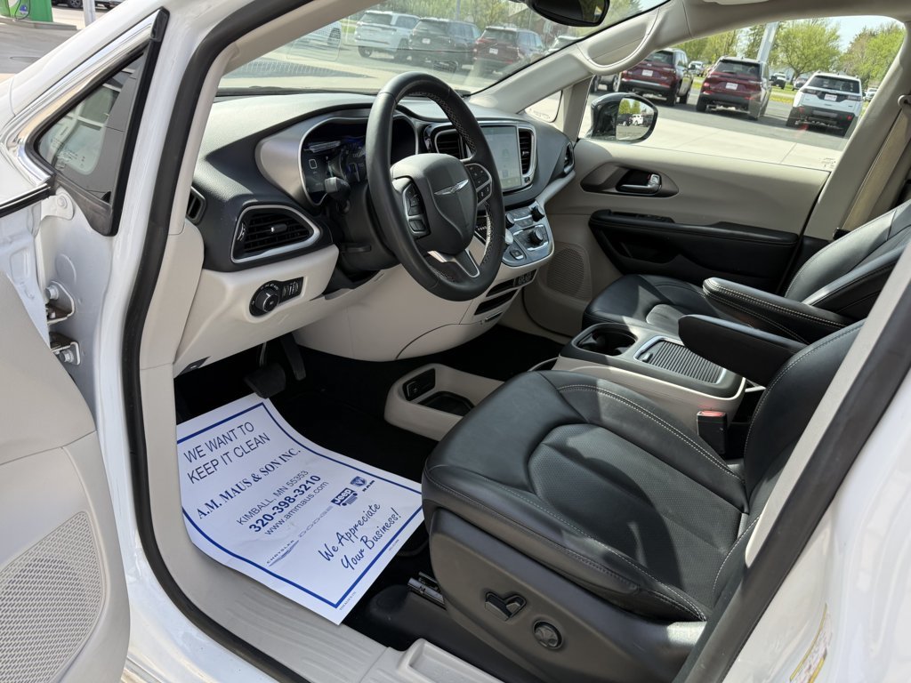 Used 2024 Chrysler Pacifica Touring-L FWD image 10
