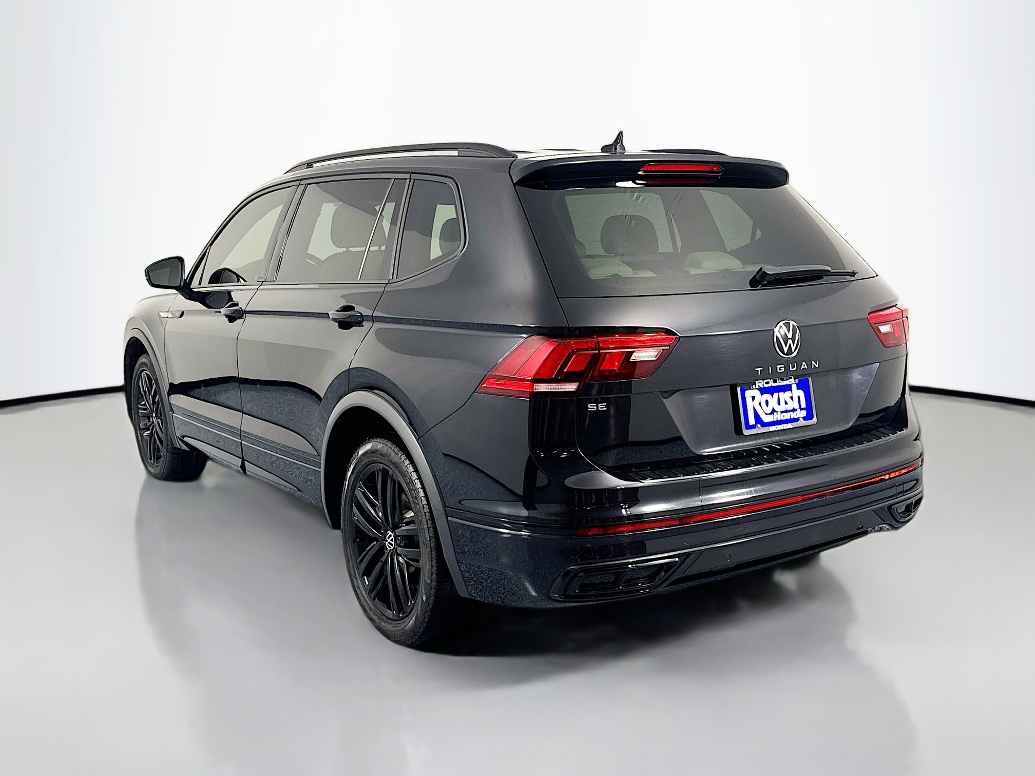 Used 2022 Volkswagen Tiguan SE R-Line image 7
