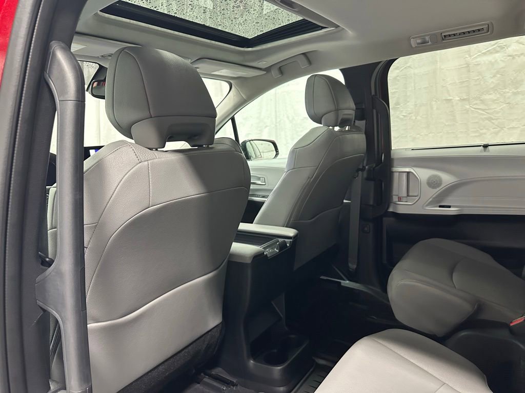 Used 2025 Toyota Sienna XLE AWD/4WD image 50