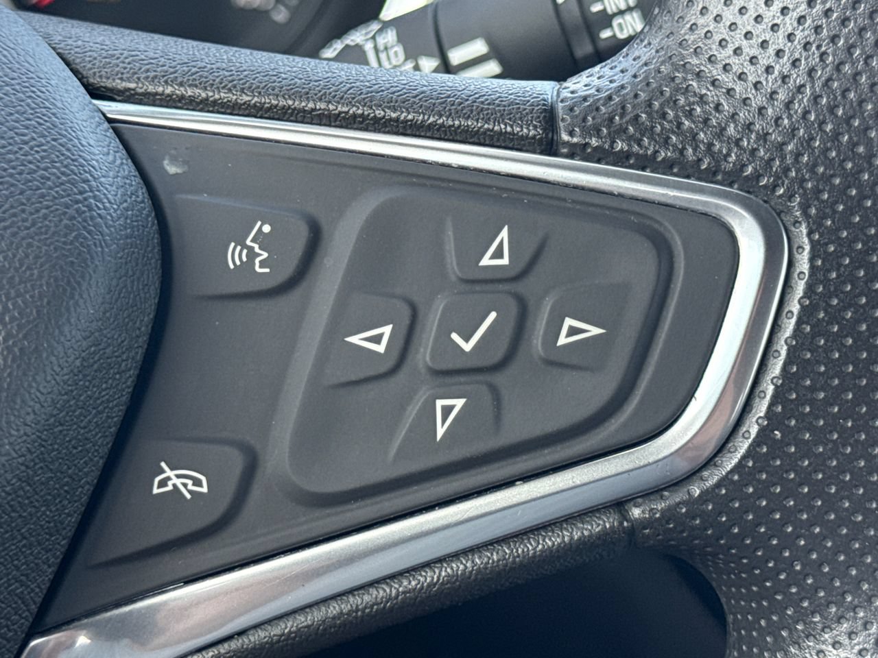 Used 2019 Chevrolet Equinox LT w/ LPO, Blackout Package FWD image 28