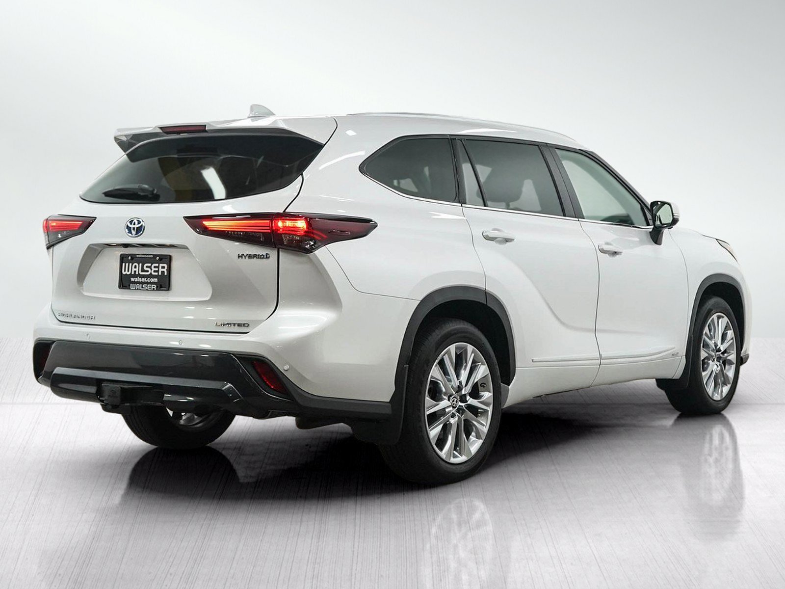 Used 2024 Toyota Highlander Limited AWD/4WD image 5