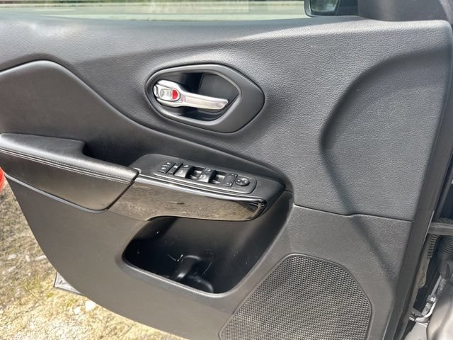 Used 2019 Jeep Cherokee Latitude Plus AWD/4WD image 29
