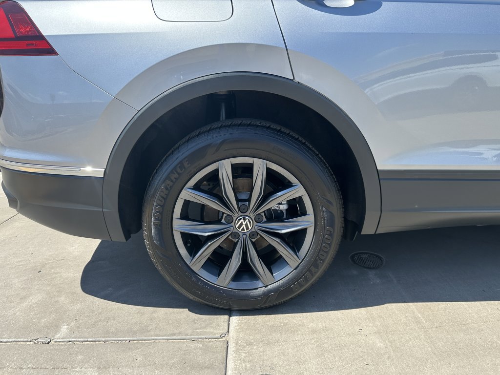 Used 2022 Volkswagen Tiguan SE w/ Panoramic Sunroof Package image 14