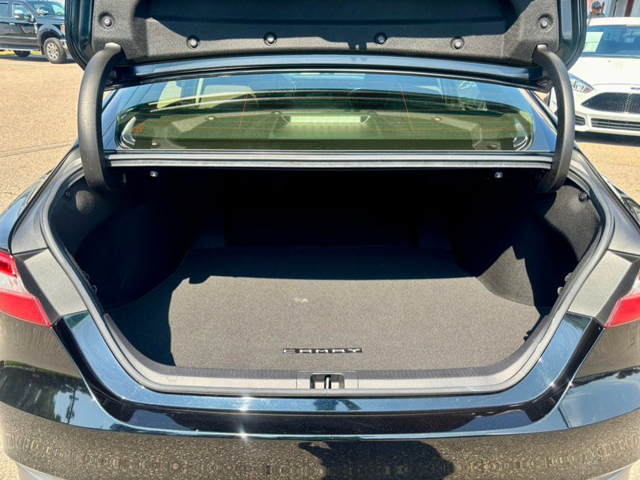 Used 2018 Toyota Camry LE FWD image 31