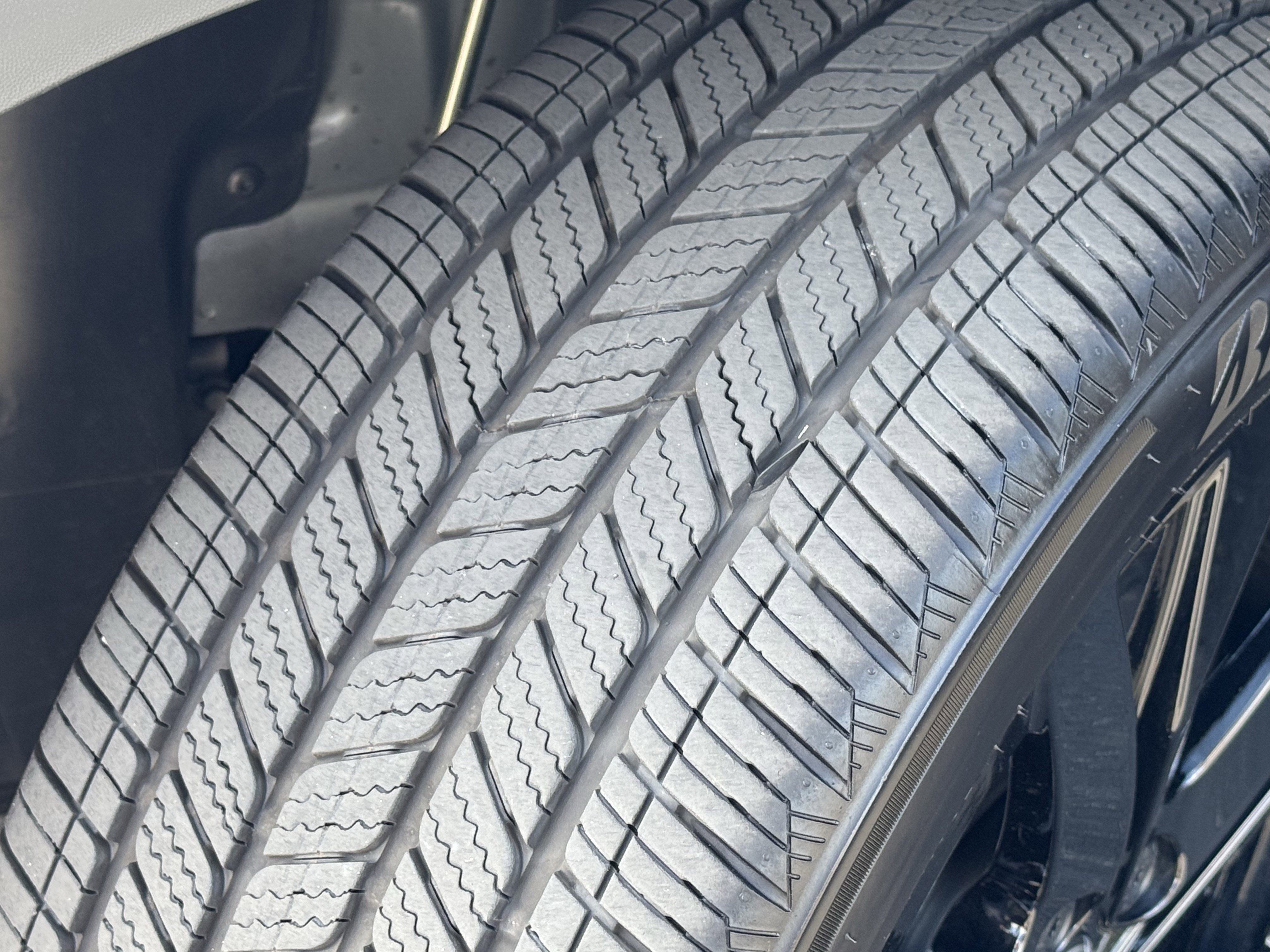 Used 2025 Volkswagen Taos SE image 13