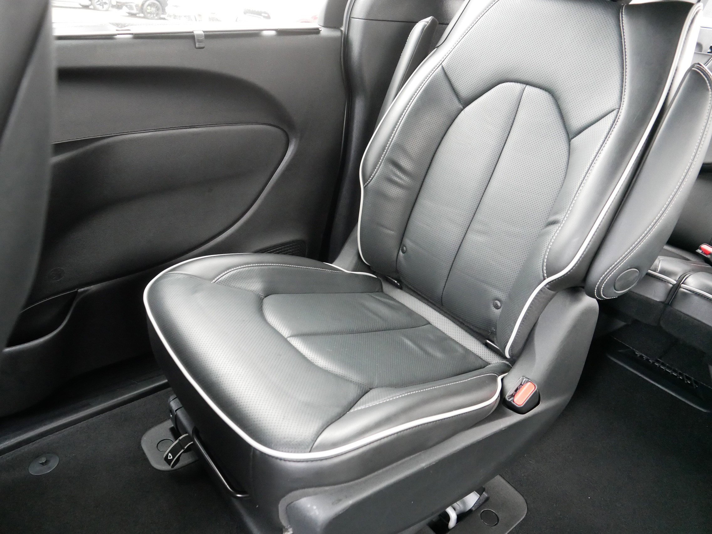 Used 2021 Chrysler Pacifica Limited w/ Uconnect Theater Family Group image 12