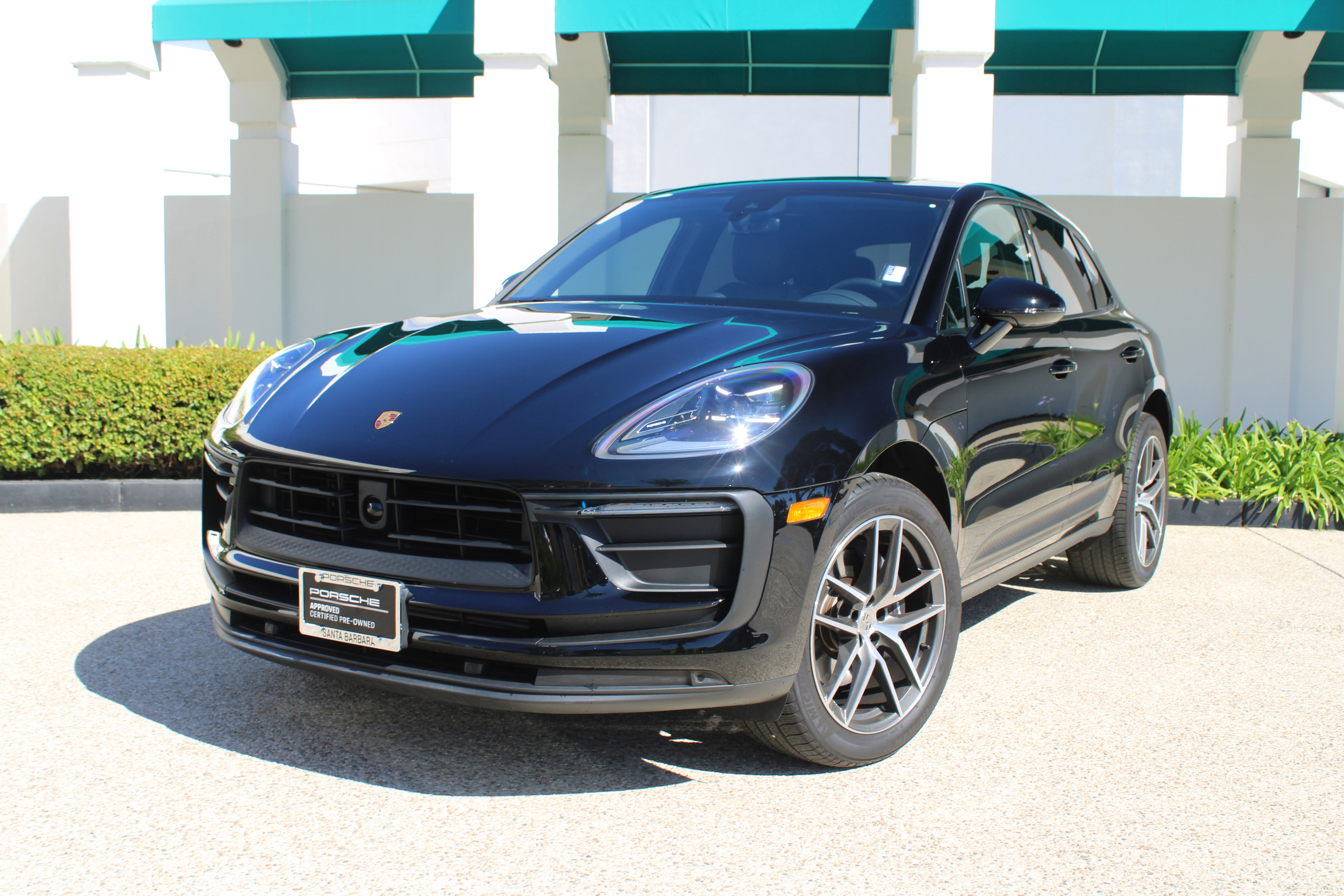 Certified 2025 Porsche Macan image 1