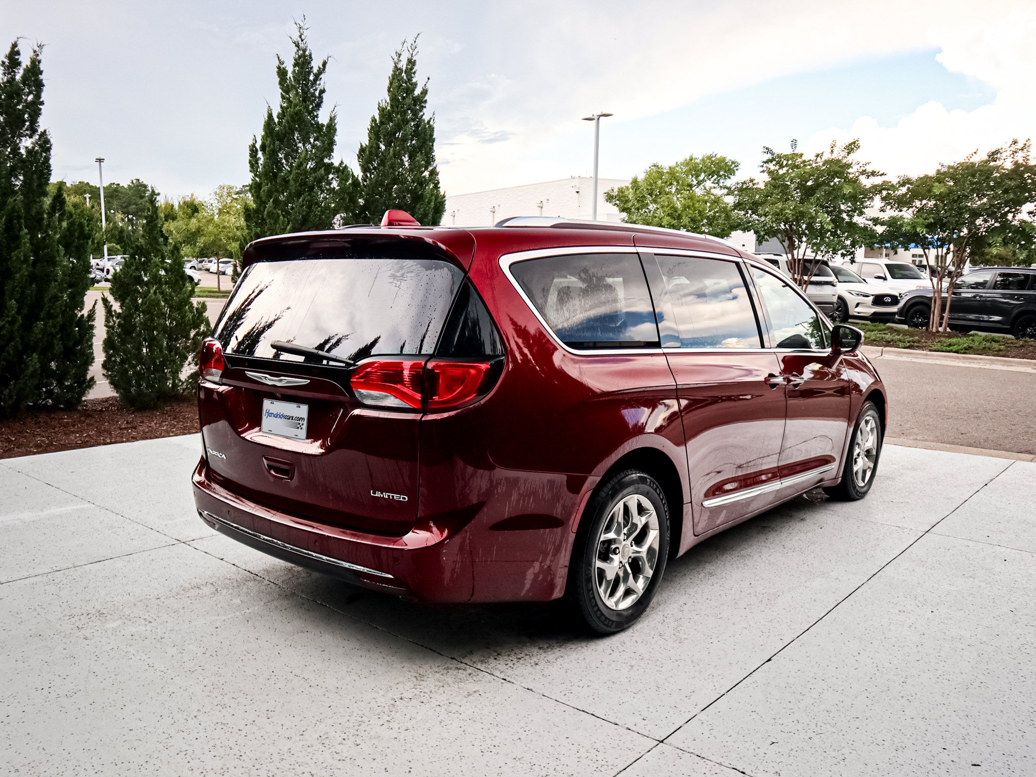 Used 2017 Chrysler Pacifica Limited FWD image 11