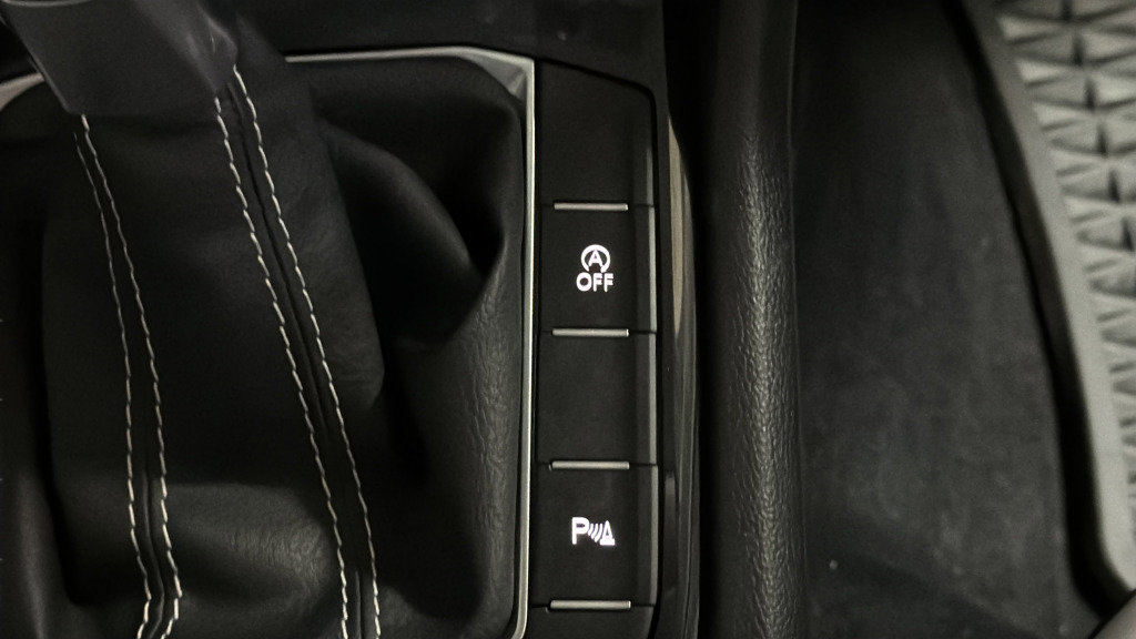 Certified 2025 Volkswagen Taos SE image 39