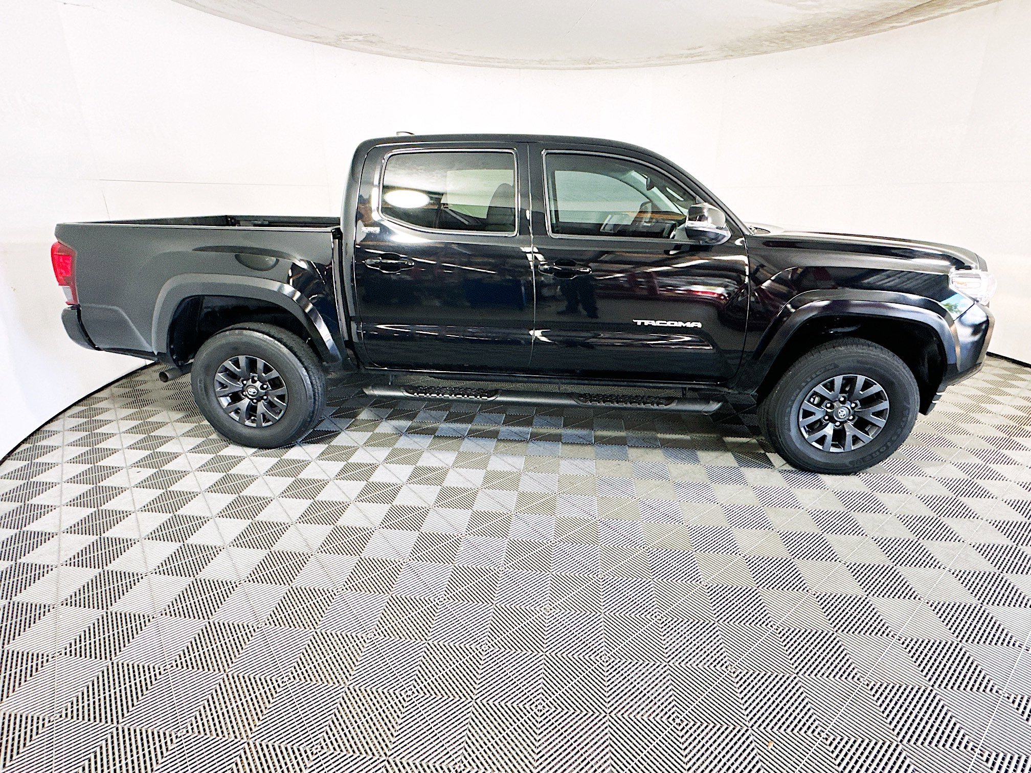 Used 2023 Toyota Tacoma SR5 w/ Technology Package RWD image 2