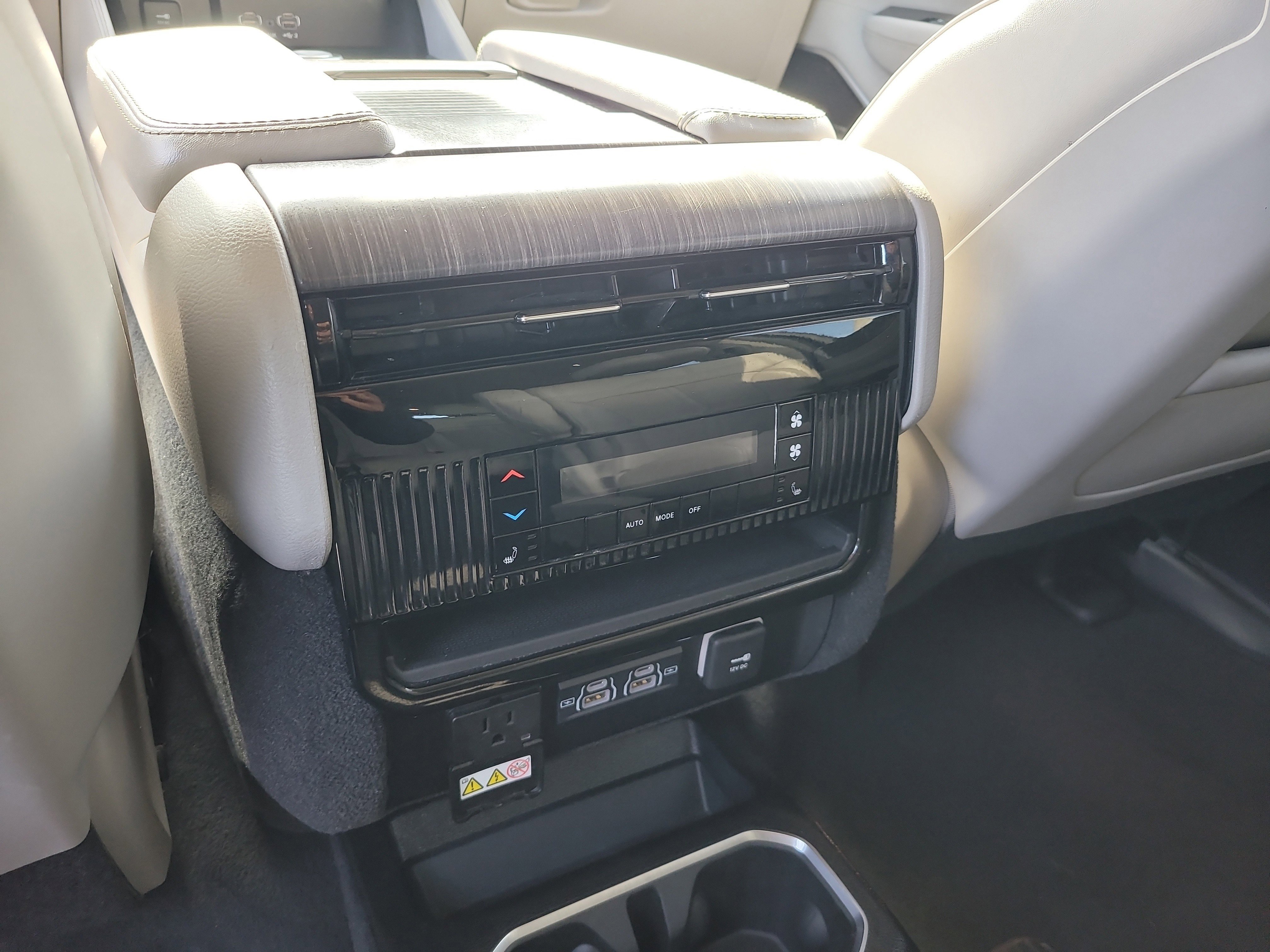 Used 2024 Jeep Wagoneer L Series II w/ Flexible Seating Group image 14