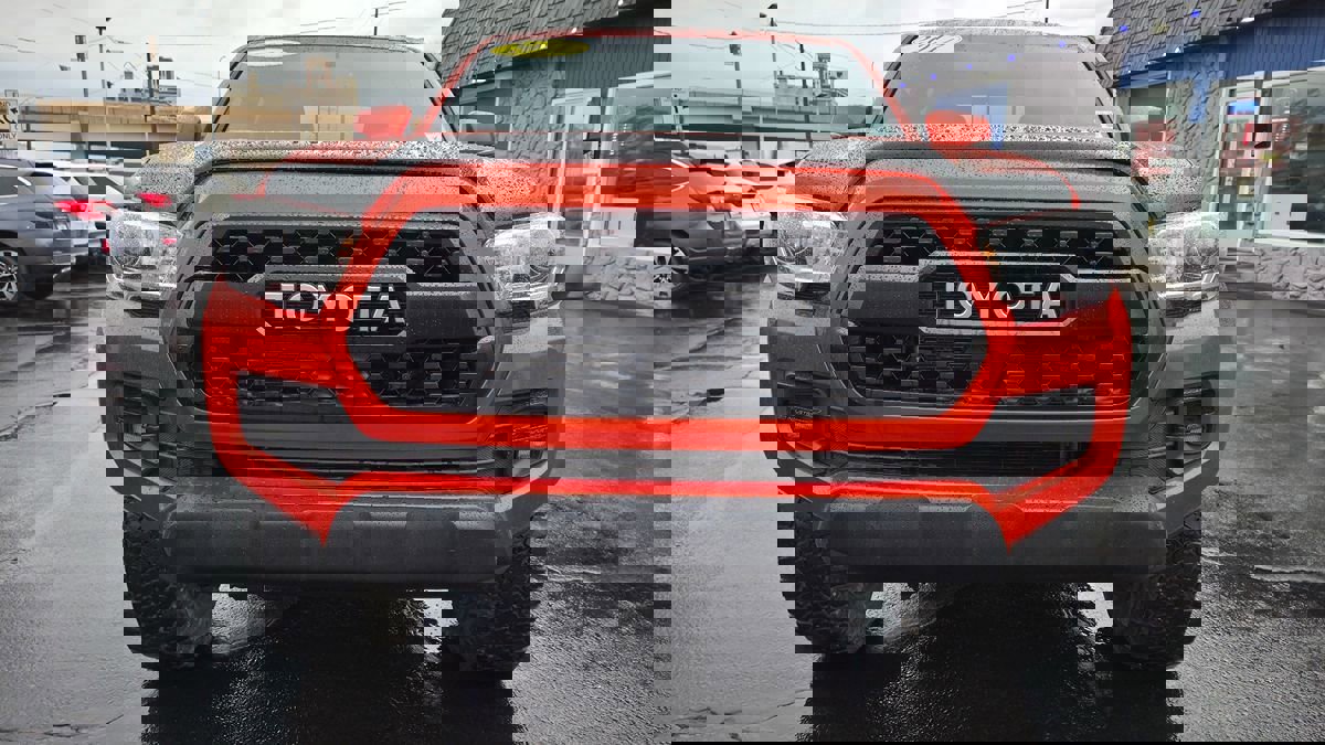 Used 2017 Toyota Tacoma TRD Off-Road image 2