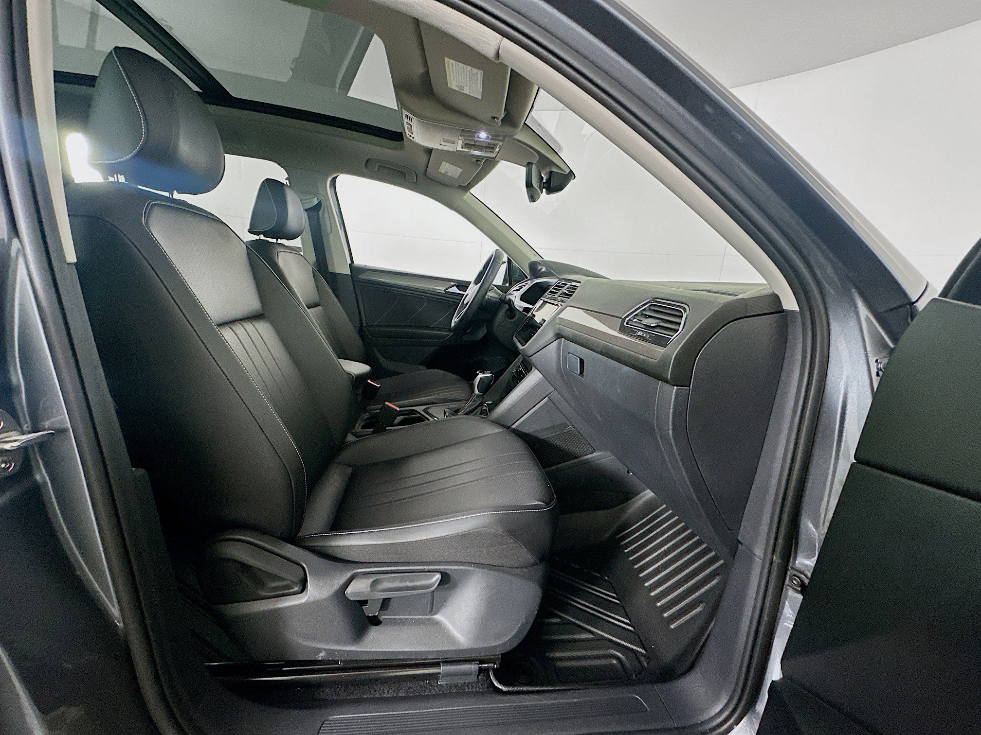 Used 2023 Volkswagen Tiguan SE w/ Panoramic Sunroof Package FWD image 30