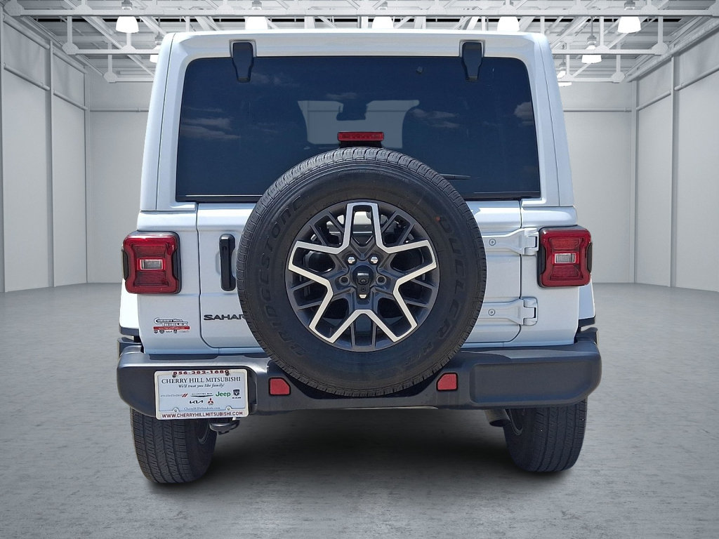 Used 2025 Jeep Wrangler Unlimited Sahara AWD/4WD image 4