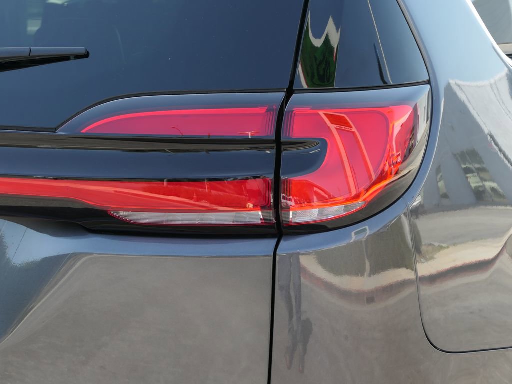 Used 2023 Chrysler Pacifica Touring-L FWD image 3