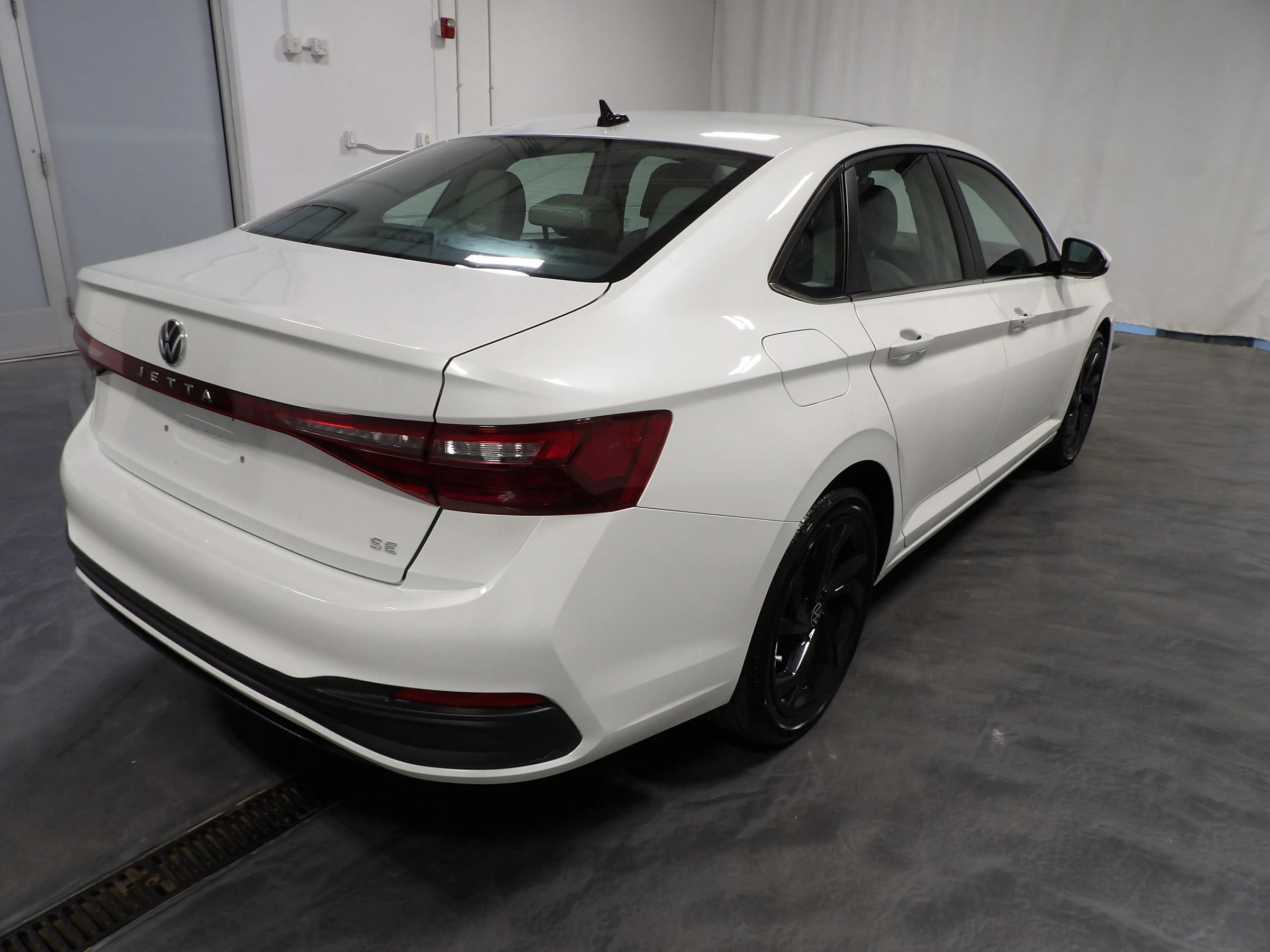 Used 2025 Volkswagen Jetta SE w/ Sunroof Package FWD image 4