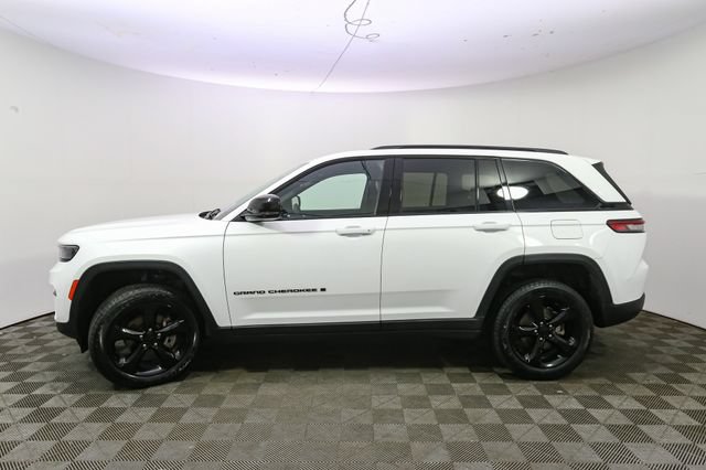 Used 2023 Jeep Grand Cherokee Altitude AWD/4WD image 6
