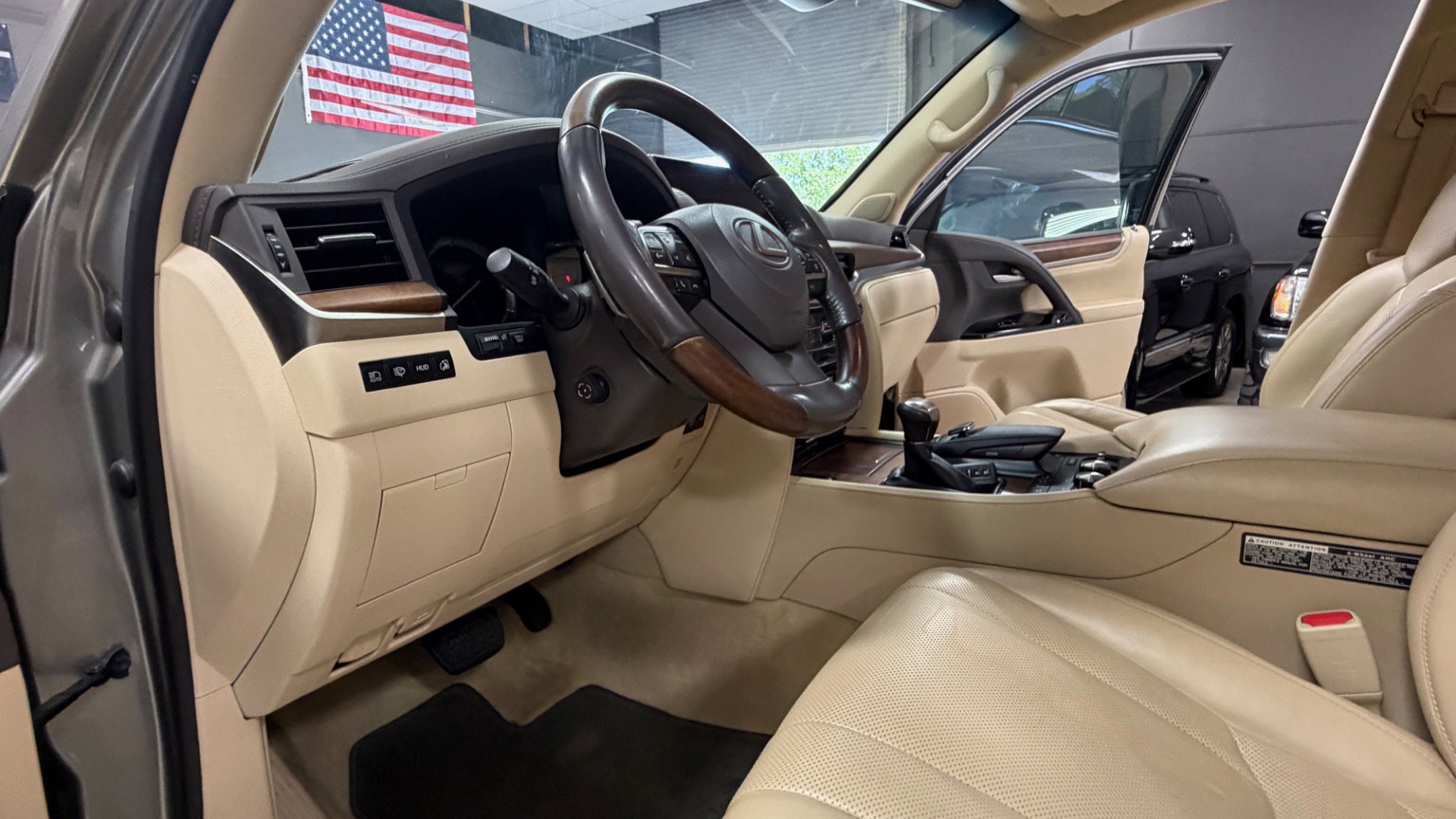 Used 2018 Lexus LX 570 4WD w/ Luxury Package image 26
