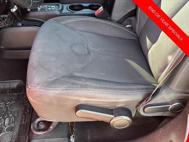 Used 2015 Jeep Wrangler Unlimited Rubicon w/ Connectivity Group image 9