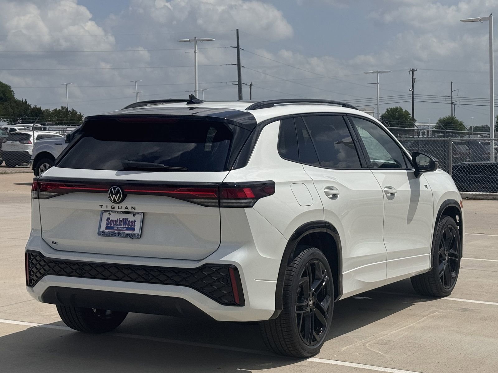 New 2026 Volkswagen Tiguan SE R-Line FWD image 5