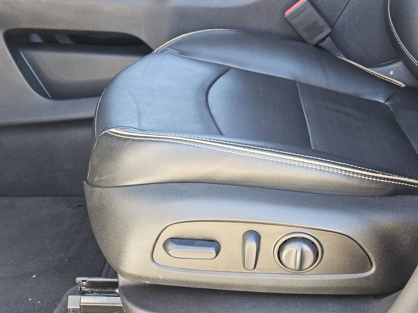 Certified 2023 GMC Terrain AT4 image 31