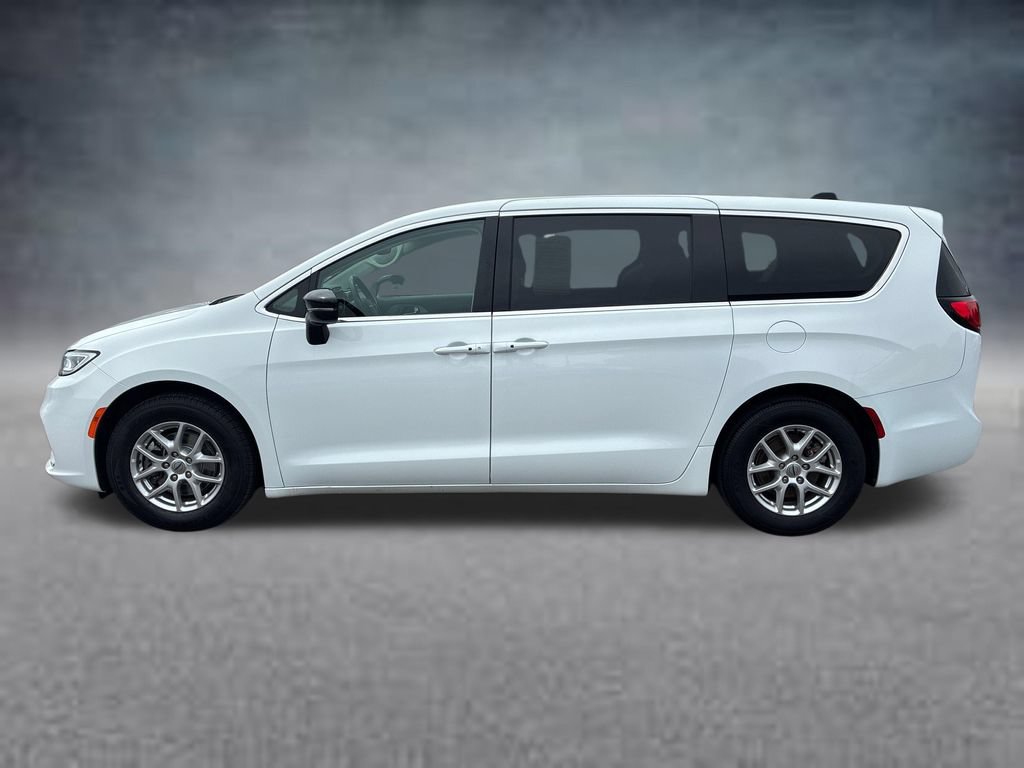Used 2024 Chrysler Pacifica Touring-L FWD image 2