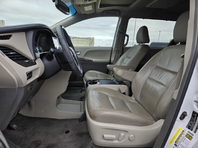 Used 2017 Toyota Sienna XLE Premium FWD image 13