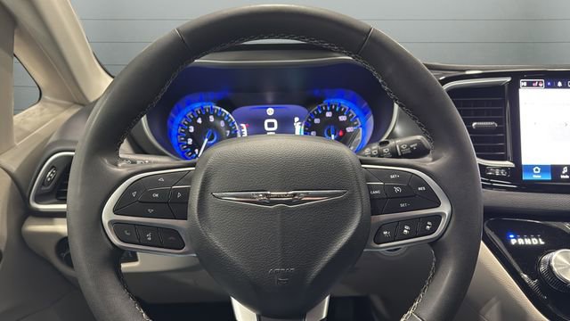 Used 2024 Chrysler Pacifica Touring-L image 19