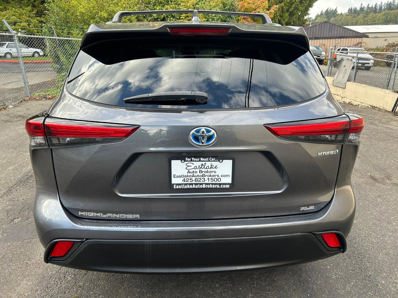 Used 2021 Toyota Highlander XLE AWD/4WD image 5