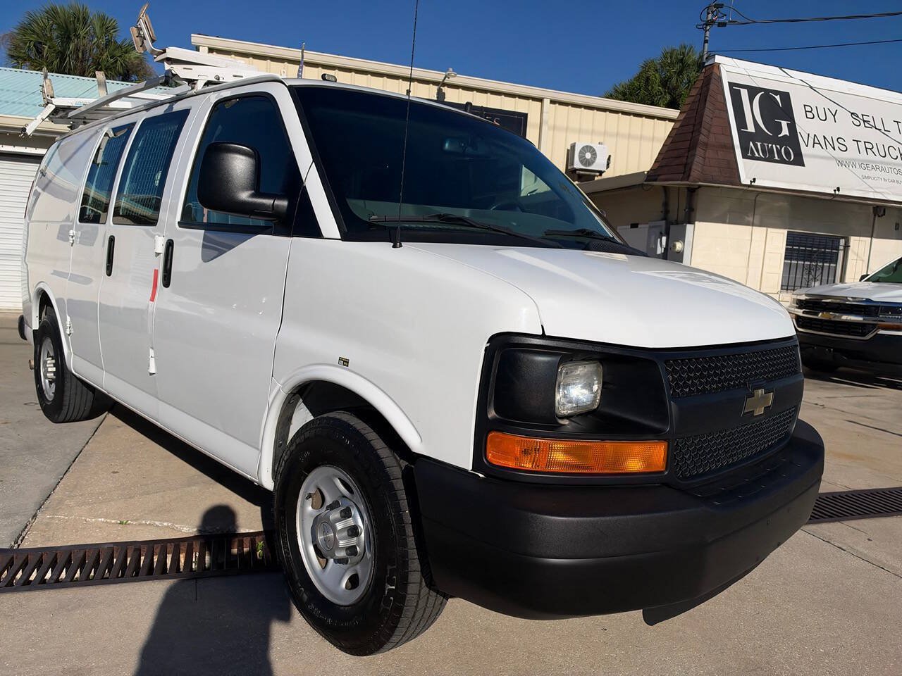 Used 2015 Chevrolet Express 2500 RWD image 1