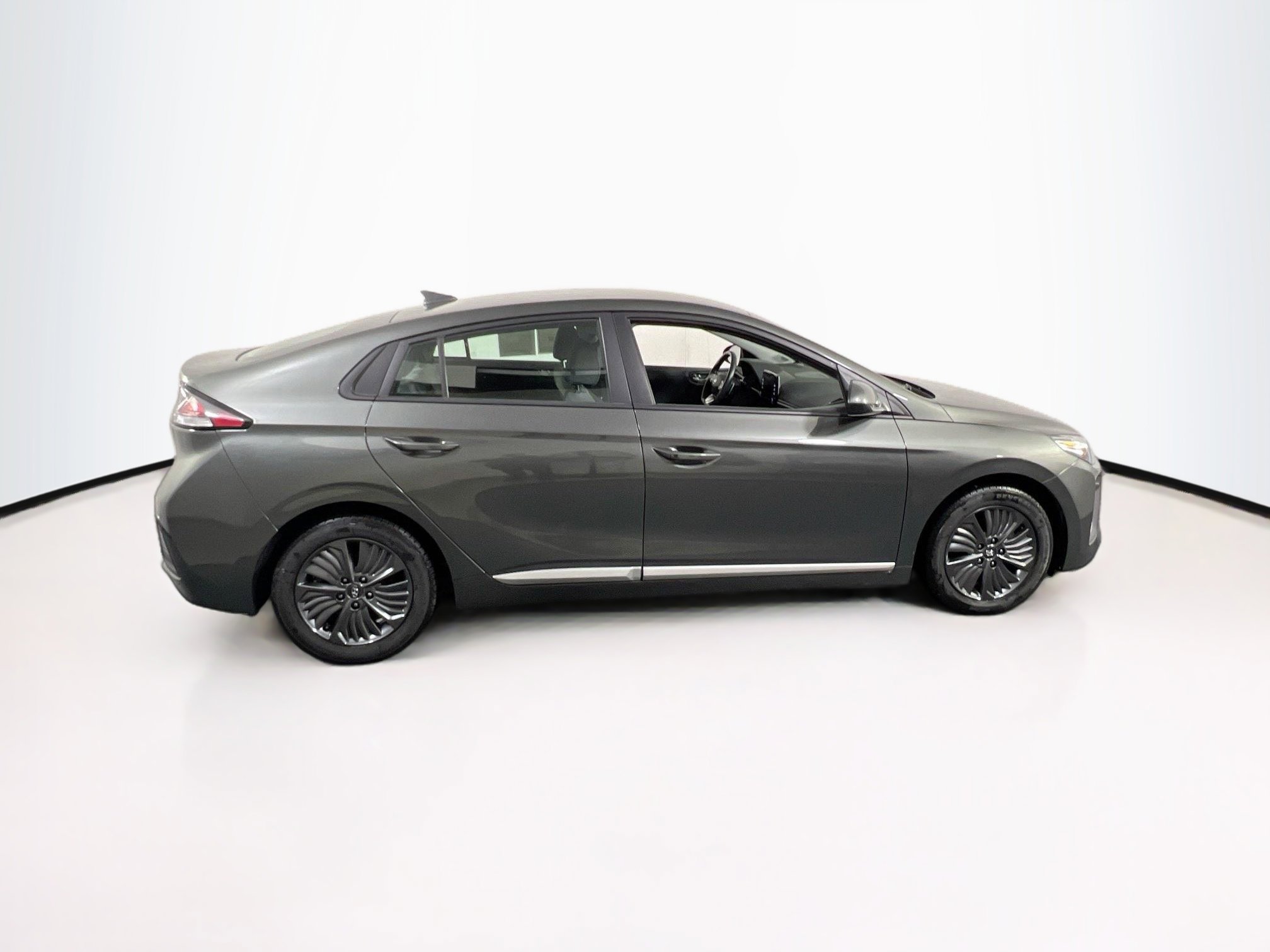 Used 2022 Hyundai Ioniq SE FWD image 4