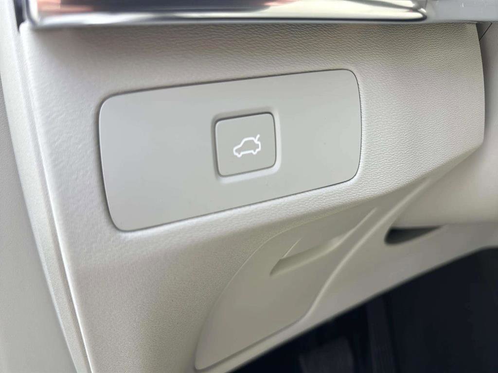 Used 2023 Volvo XC90 B6 Plus image 22