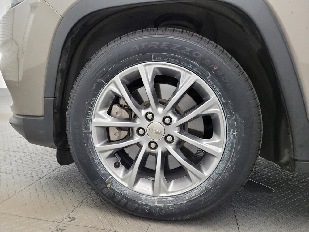 Used 2019 Jeep Cherokee Latitude Plus FWD image 31