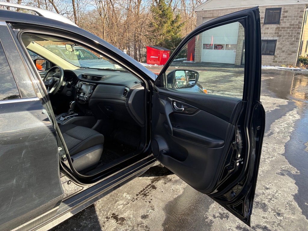 Used 2018 Nissan Rogue SV w/ Premium Package image 17