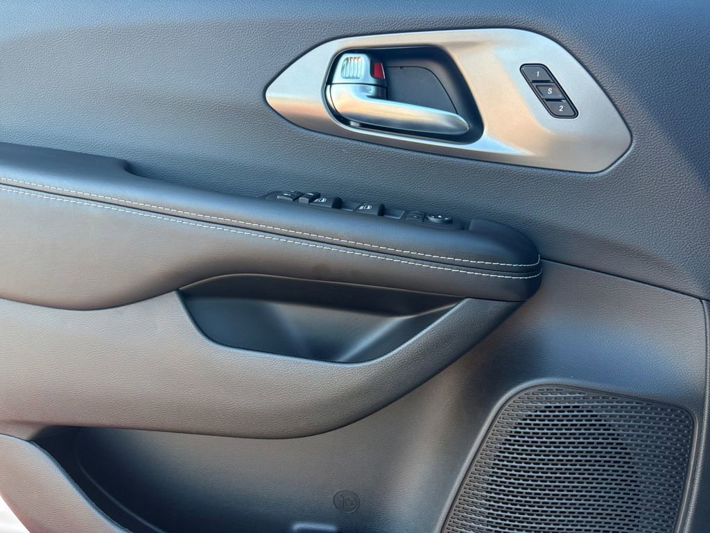 New 2026 Chrysler Pacifica Select image 13