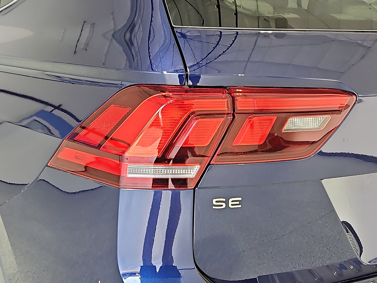 Certified 2024 Volkswagen Tiguan SE w/ Panoramic Sunroof Package FWD image 7
