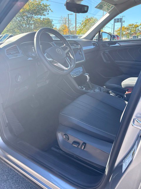 Used 2023 Volkswagen Tiguan SE w/ Panoramic Sunroof Package AWD/4WD image 16