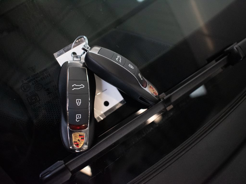 Certified 2026 Porsche Macan AWD/4WD image 32