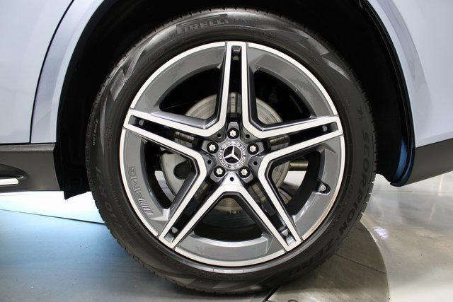 Used 2025 Mercedes-Benz GLS 450 4MATIC w/ AMG Line Exterior image 35