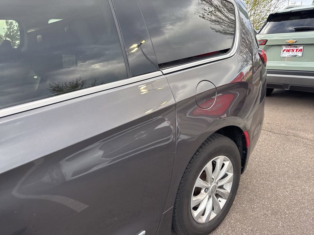 Used 2017 Chrysler Pacifica Touring-L image 7