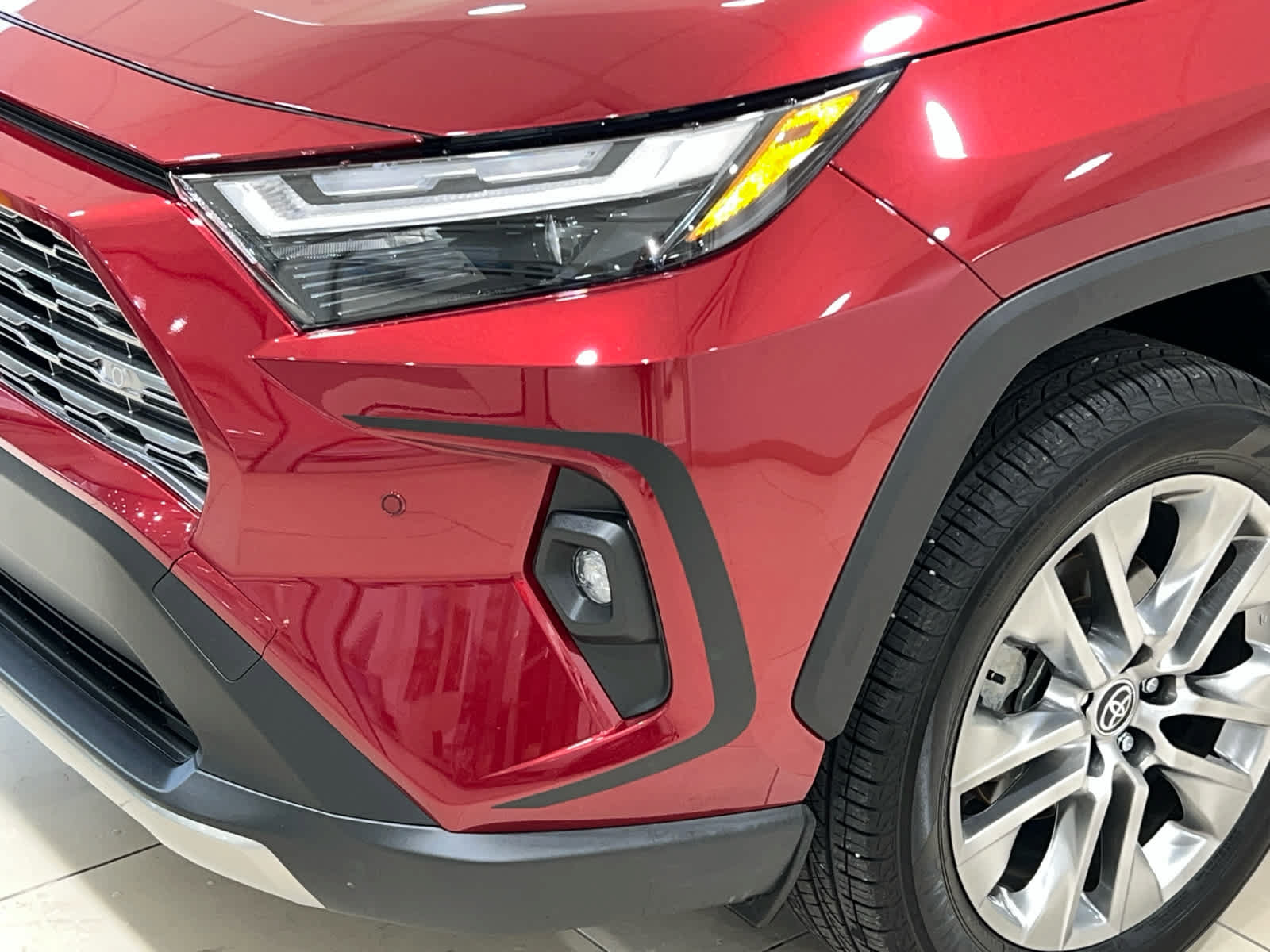 Used 2025 Toyota RAV4 Limited w/ Advanced Technology Package AWD/4WD image 4
