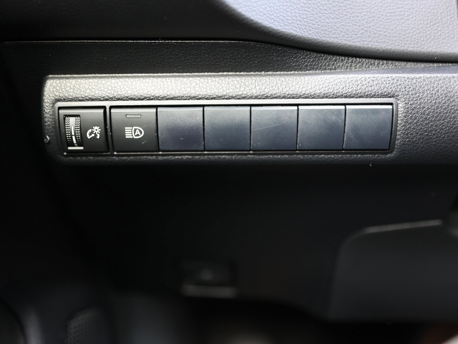 Used 2020 Toyota Corolla SE w/ SE Preferred Package image 32