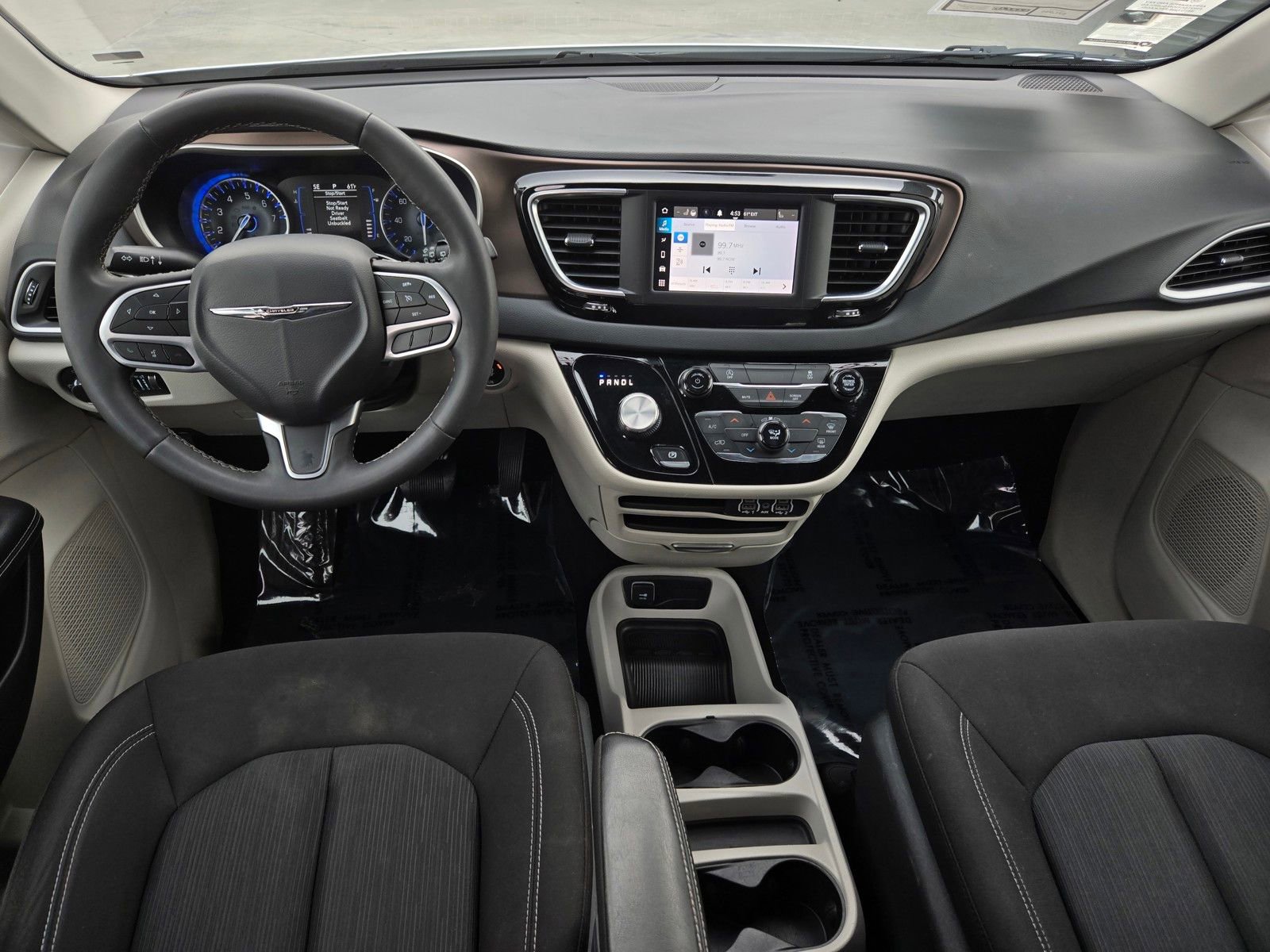 Used 2023 Chrysler Voyager LX image 14